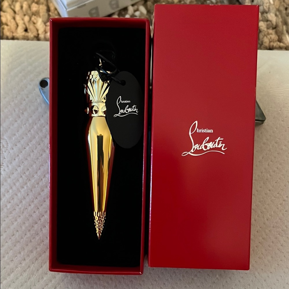 NWTIB Christian Louboutin Gold Red Lip Color and Queen Playing Card in Hard Case